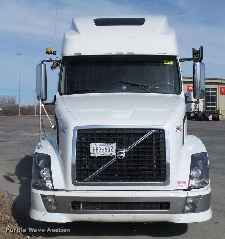 image for item L4533 2011 Volvo VNL semi truck