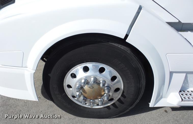 image for item L4533 2011 Volvo VNL semi truck