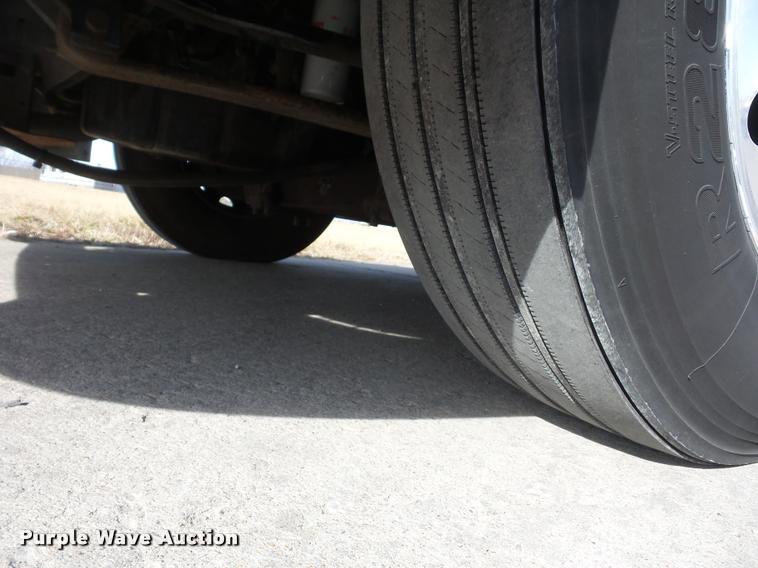 image for item L4533 2011 Volvo VNL semi truck