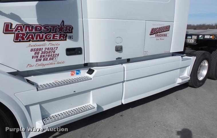 image for item L4533 2011 Volvo VNL semi truck