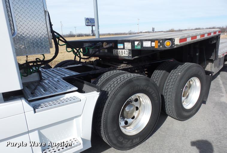 image for item L4533 2011 Volvo VNL semi truck