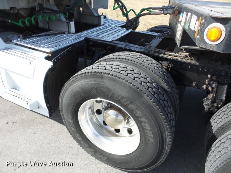 image for item L4533 2011 Volvo VNL semi truck