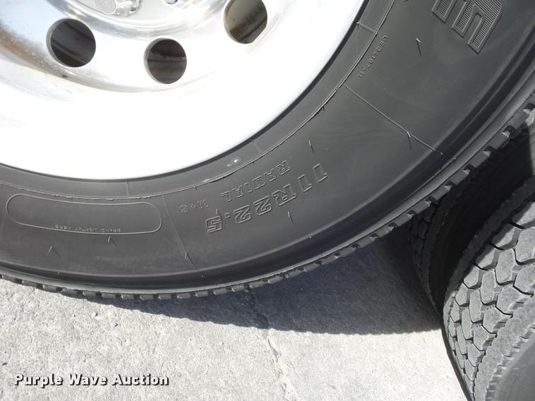 image for item L4533 2011 Volvo VNL semi truck