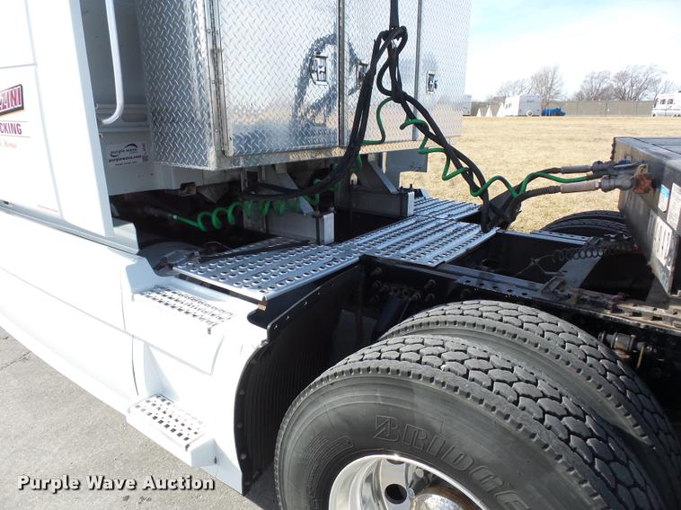 image for item L4533 2011 Volvo VNL semi truck