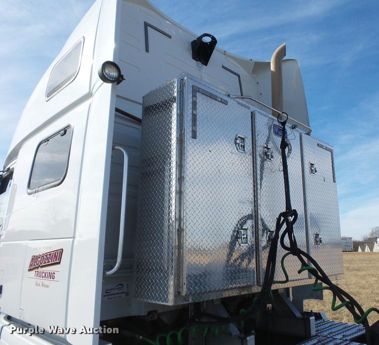 image for item L4533 2011 Volvo VNL semi truck