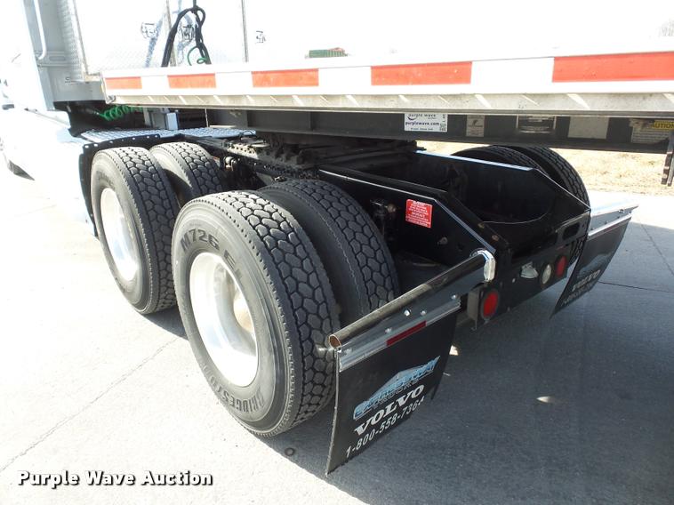 image for item L4533 2011 Volvo VNL semi truck