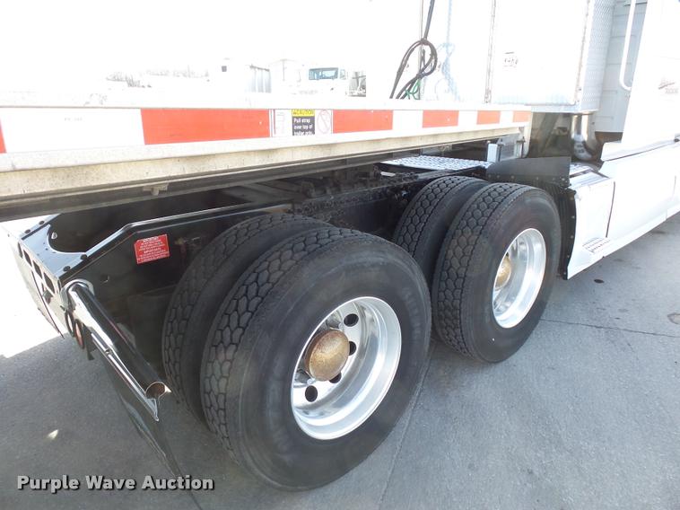 image for item L4533 2011 Volvo VNL semi truck