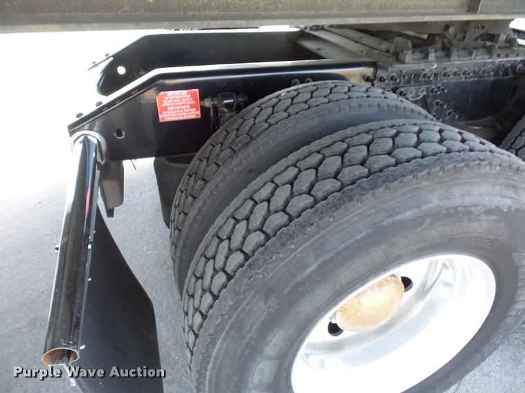 image for item L4533 2011 Volvo VNL semi truck