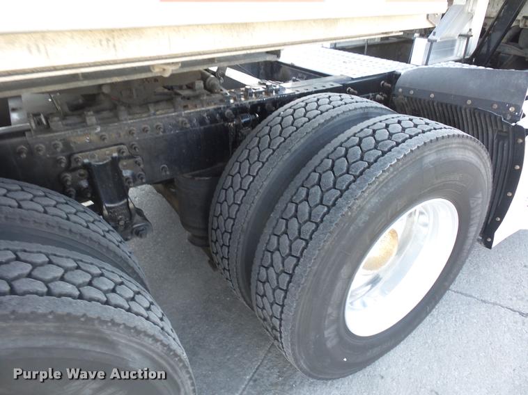 image for item L4533 2011 Volvo VNL semi truck