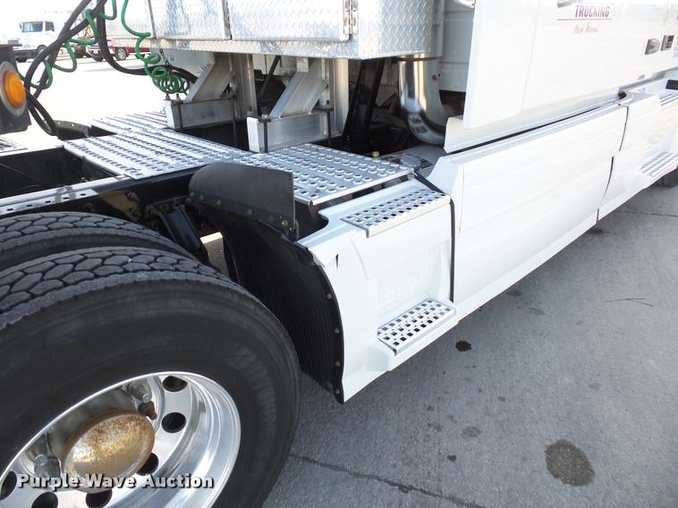 image for item L4533 2011 Volvo VNL semi truck