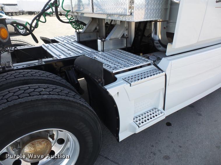 image for item L4533 2011 Volvo VNL semi truck