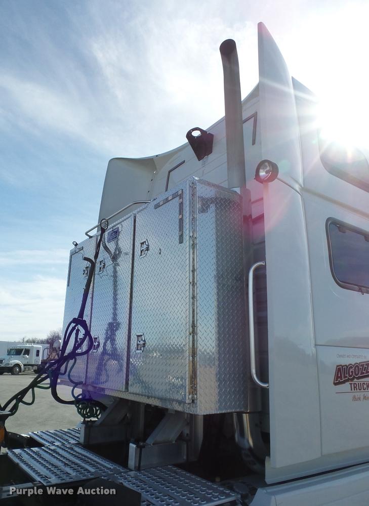 image for item L4533 2011 Volvo VNL semi truck