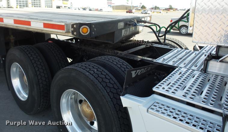 image for item L4533 2011 Volvo VNL semi truck