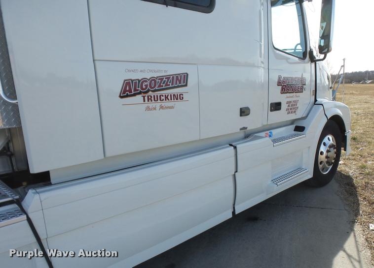 image for item L4533 2011 Volvo VNL semi truck