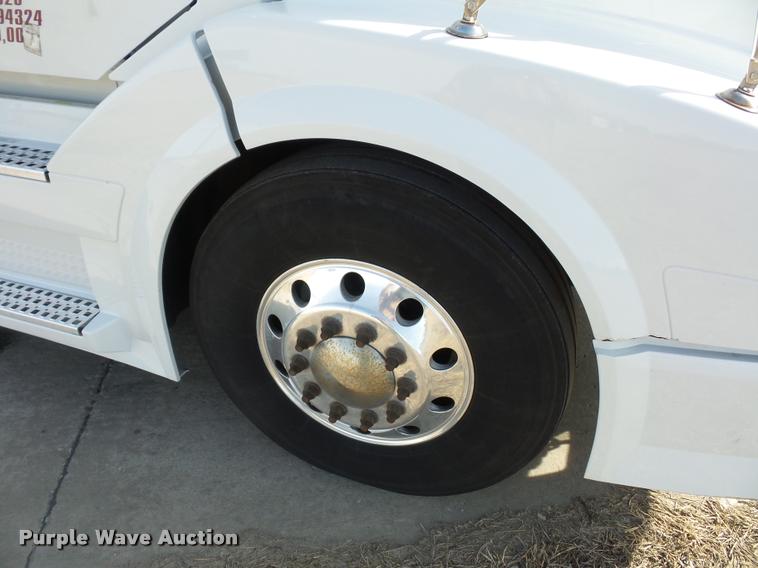 image for item L4533 2011 Volvo VNL semi truck