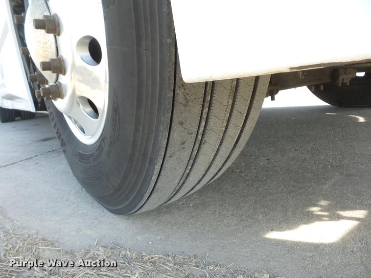 image for item L4533 2011 Volvo VNL semi truck