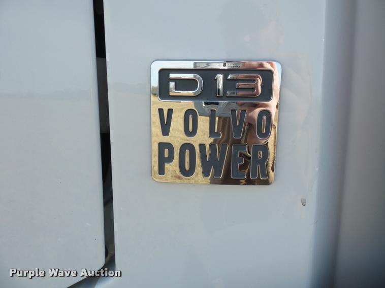 image for item L4533 2011 Volvo VNL semi truck