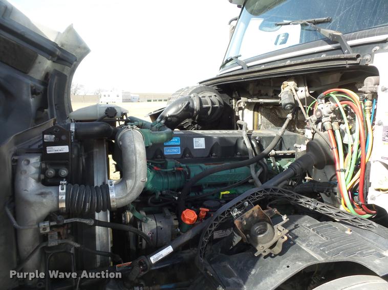 image for item L4533 2011 Volvo VNL semi truck