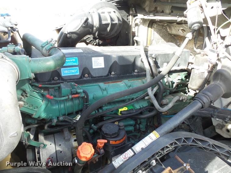 image for item L4533 2011 Volvo VNL semi truck