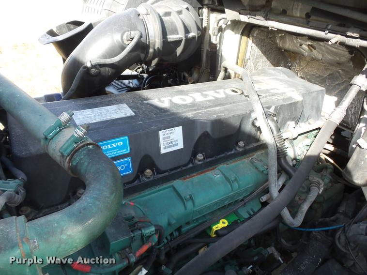 image for item L4533 2011 Volvo VNL semi truck