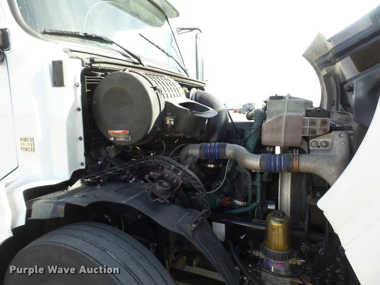 image for item L4533 2011 Volvo VNL semi truck