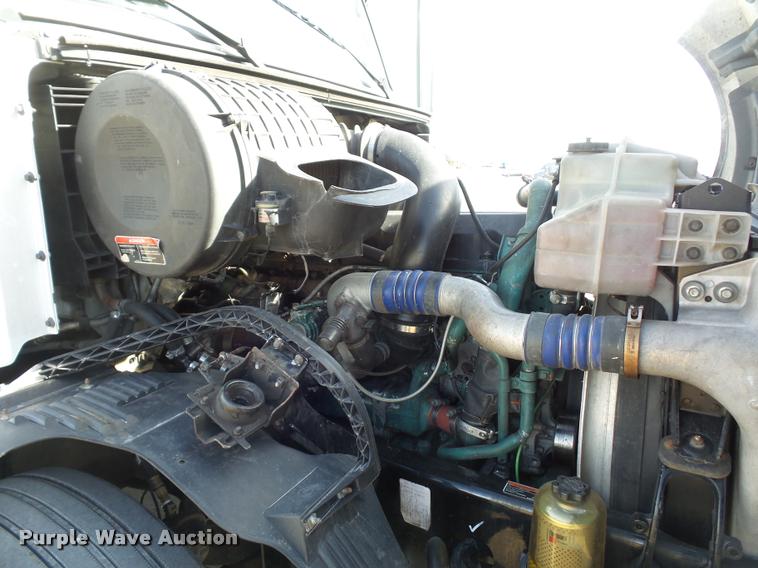 image for item L4533 2011 Volvo VNL semi truck