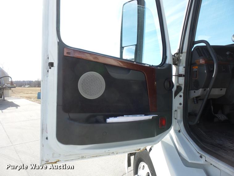 image for item L4533 2011 Volvo VNL semi truck