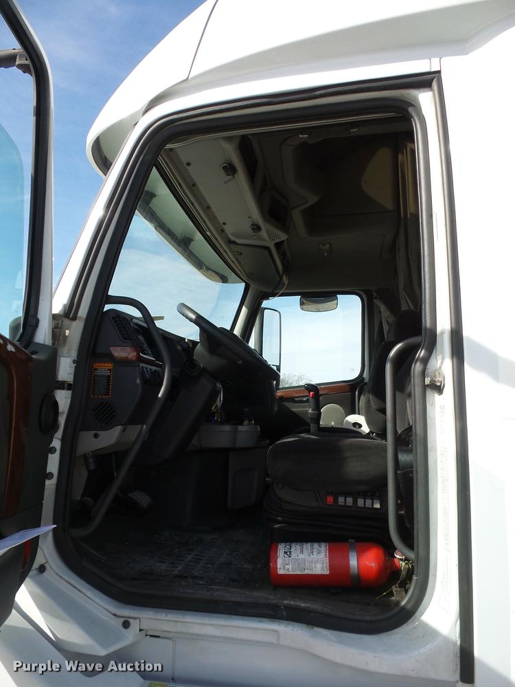 image for item L4533 2011 Volvo VNL semi truck