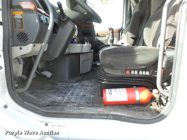 image for item L4533 2011 Volvo VNL semi truck