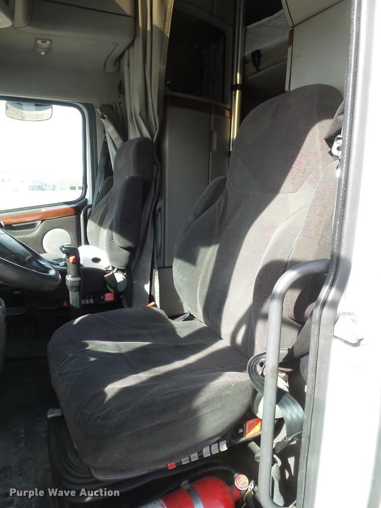 image for item L4533 2011 Volvo VNL semi truck