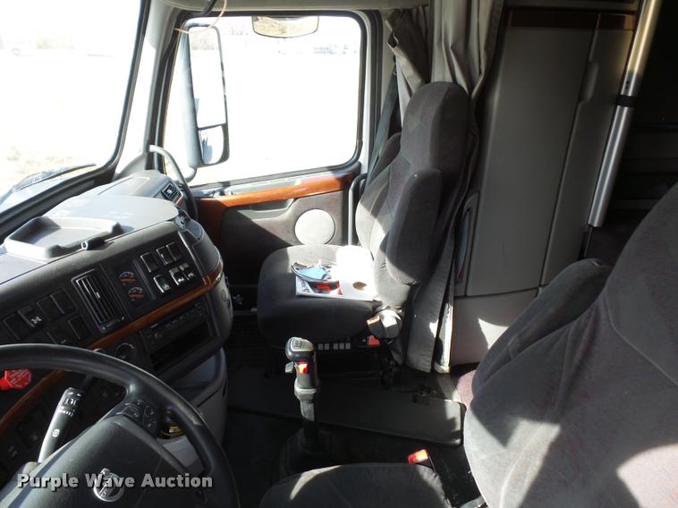 image for item L4533 2011 Volvo VNL semi truck