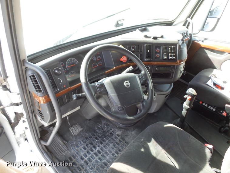 image for item L4533 2011 Volvo VNL semi truck