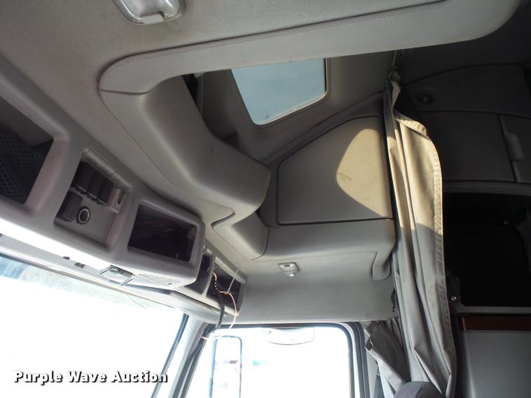 image for item L4533 2011 Volvo VNL semi truck