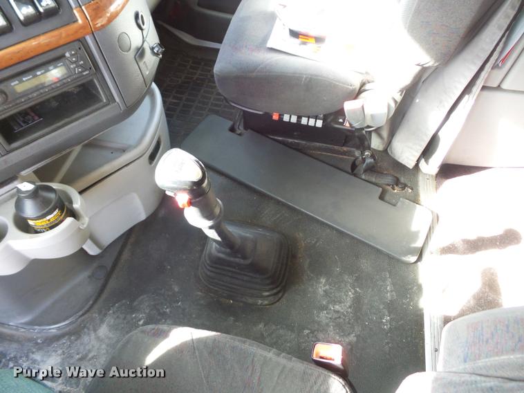 image for item L4533 2011 Volvo VNL semi truck