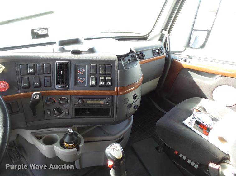 image for item L4533 2011 Volvo VNL semi truck