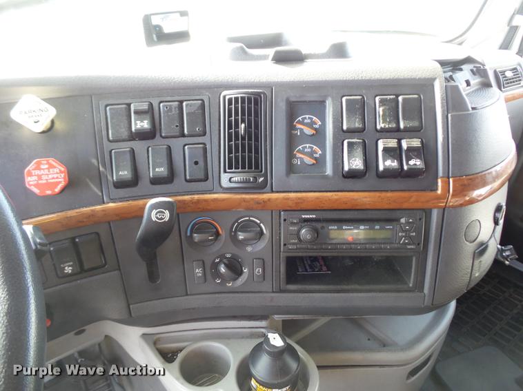 image for item L4533 2011 Volvo VNL semi truck