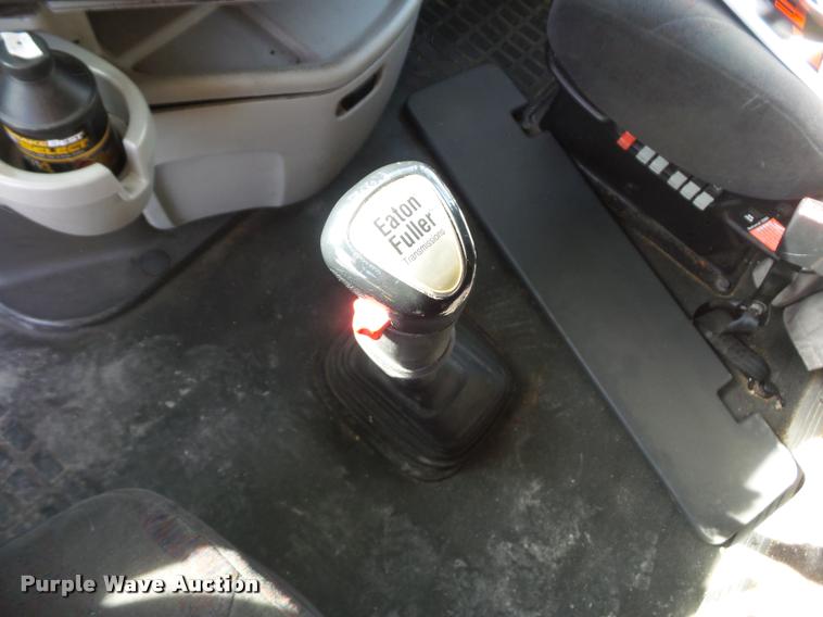 image for item L4533 2011 Volvo VNL semi truck