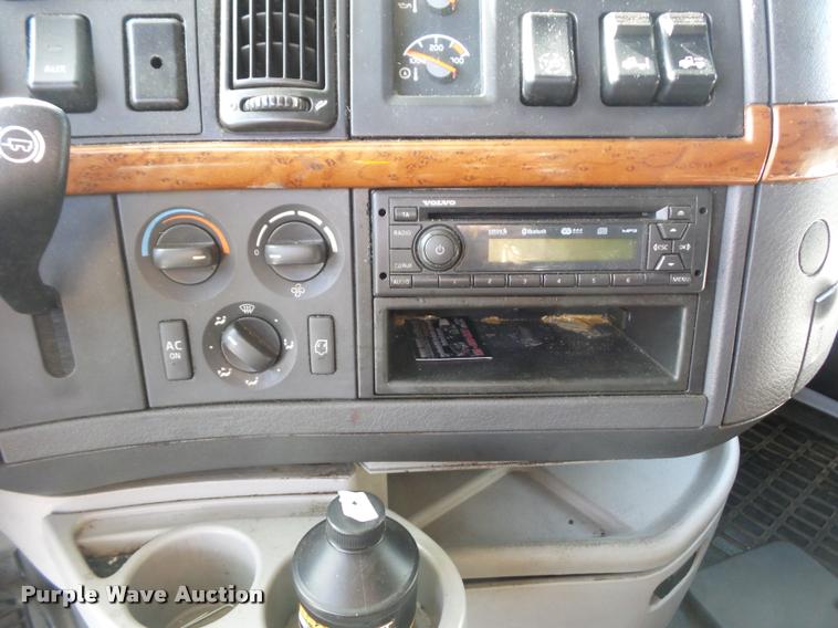 image for item L4533 2011 Volvo VNL semi truck