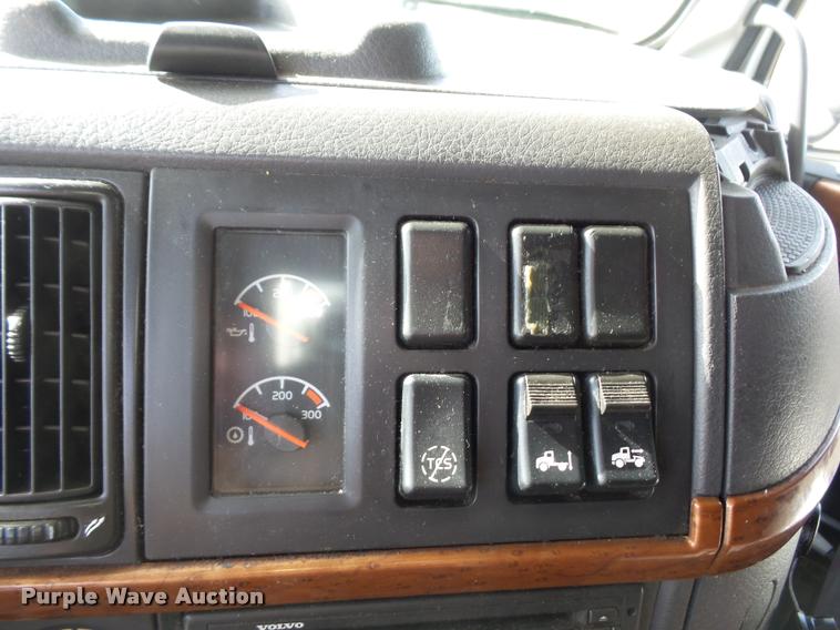 image for item L4533 2011 Volvo VNL semi truck