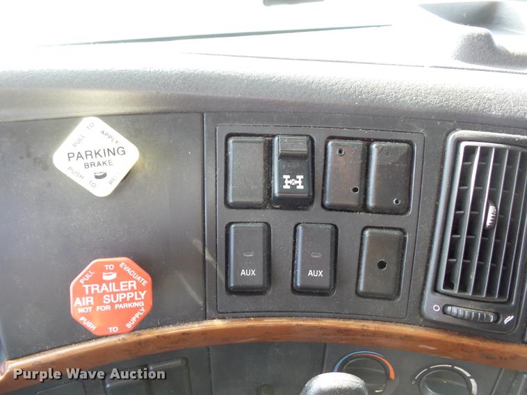 image for item L4533 2011 Volvo VNL semi truck