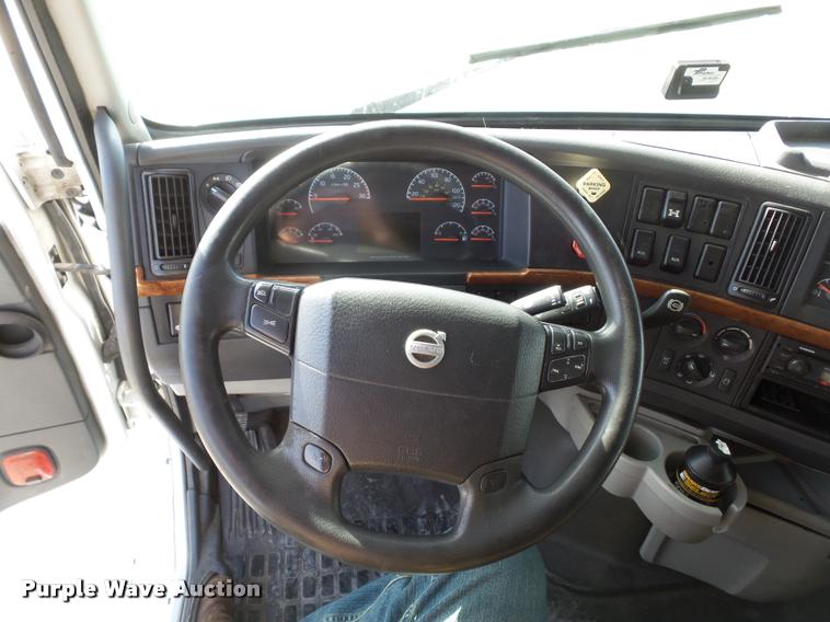 image for item L4533 2011 Volvo VNL semi truck