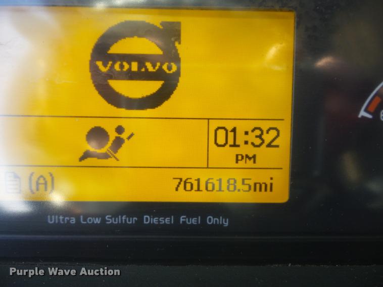 image for item L4533 2011 Volvo VNL semi truck