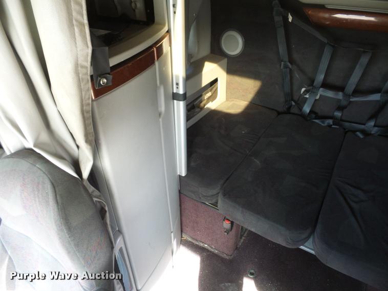 image for item L4533 2011 Volvo VNL semi truck