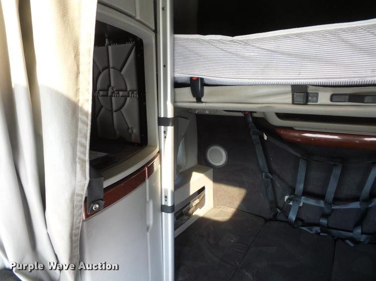 image for item L4533 2011 Volvo VNL semi truck