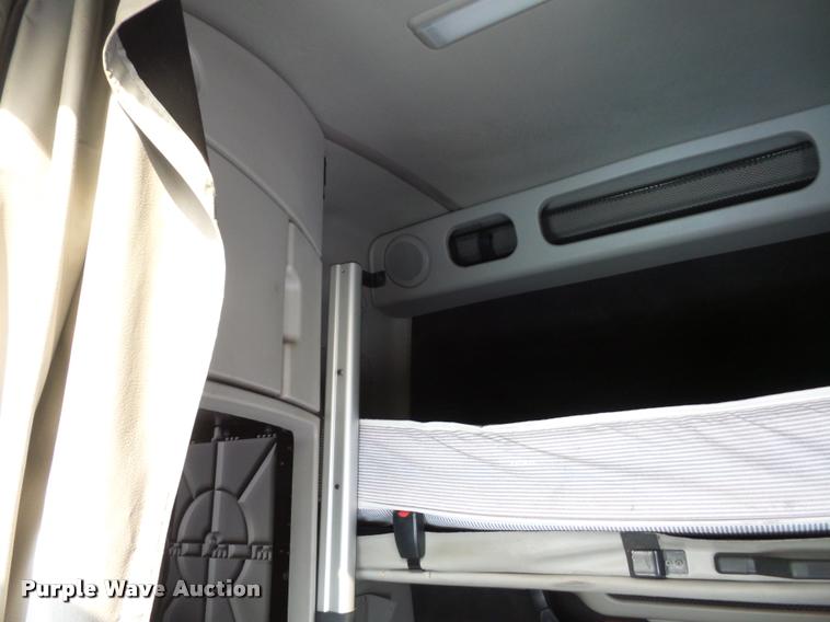 image for item L4533 2011 Volvo VNL semi truck