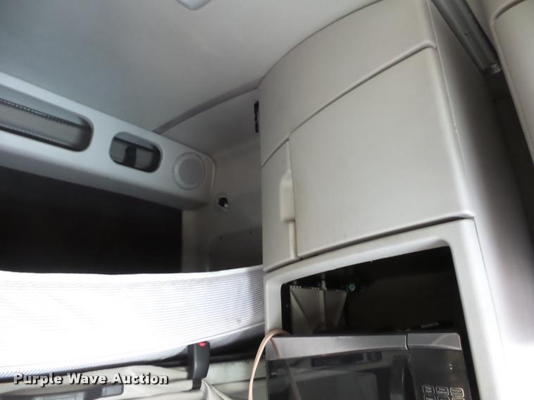 image for item L4533 2011 Volvo VNL semi truck