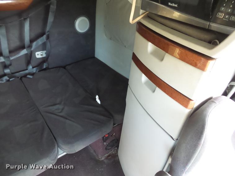 image for item L4533 2011 Volvo VNL semi truck