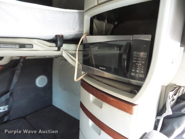 image for item L4533 2011 Volvo VNL semi truck