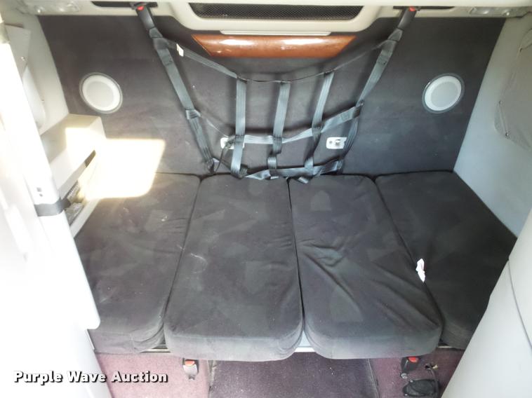 image for item L4533 2011 Volvo VNL semi truck