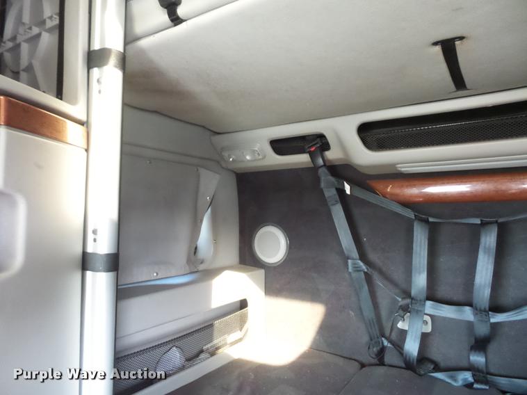 image for item L4533 2011 Volvo VNL semi truck